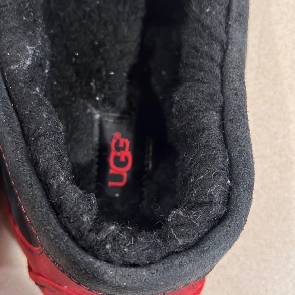 Ugg Mens black and red slippers size 9 - Picture 3 of 7